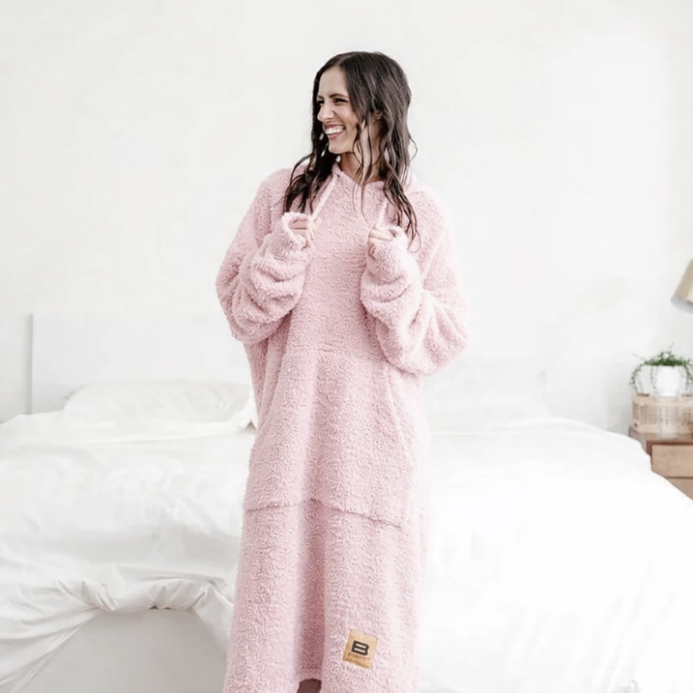 Big Blanket Hoodie Blush Color One Size Brand New with Travel Sack - Picture 3 of 3
